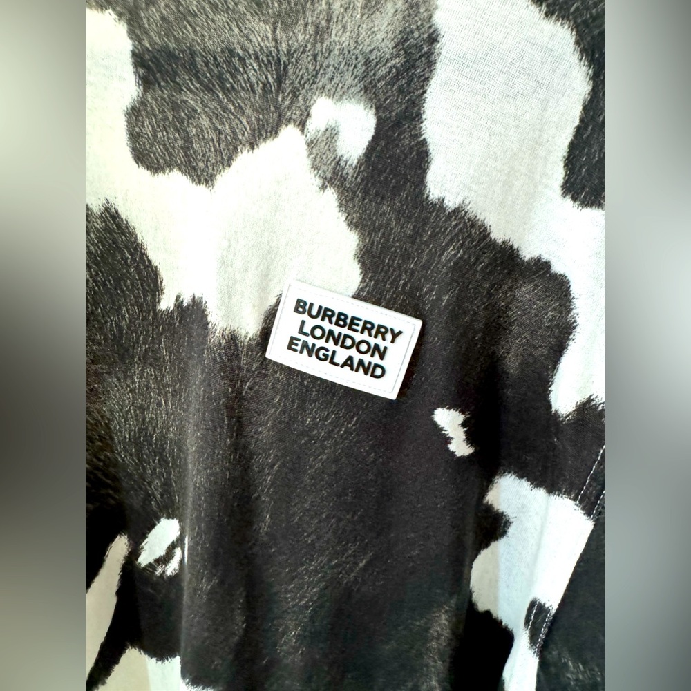 Burberry LOGO DETAIL COW PRINT COTTON OVERSIZED T-SHIRT IN BLACK - Picture 2 of 10